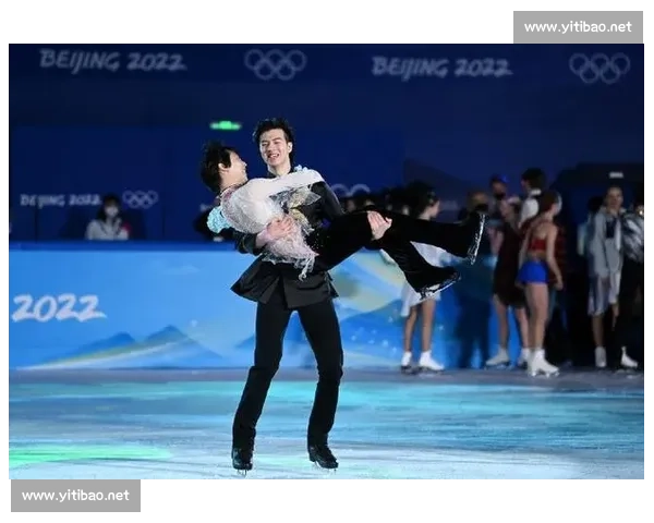 金博洋掌镜定格冰上温情：表演滑里的跨国友谊